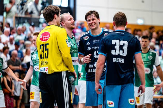 09.08.2026, xdobgx, Handball Heide-Cup 2026, TSV Hannover-Burgdorf - Handball Club Hamburg v.l. Joel Birlehm (TSV Hannover-Burgdorf, 35), Justus Fischer (TSV Hannover-Burgdorf, 54) lächelnd, freundlicher Gesichtsausdruck, smiling, friendly expression, Jan Christian Schmidt (Handball Verein Hamburg, 42) lächelnd, freundlicher Gesichtsausdruck, smiling, friendly expression, Moritz Sauter (Handball Sport Verein Hamburg, 33) Schneverdingen *** August 9, 2026, xdobgx, Heide Cup 2026 Handball Tournament, TSV Hannover Burgdorf vs. Handball Club Hamburg; from left: Joel Birlehm, TSV Hannover Burgdorf, 35, Justus Fischer, TSV Hannover Burgdorf, 54, smiling, friendly expression, Jan Christian Schmidt, Handball Sport Verein Hamburg, 42, smiling, friendly expression, Moritz Sauter, Handball Sport Verein Hamburg, 33, Schneverdingen
