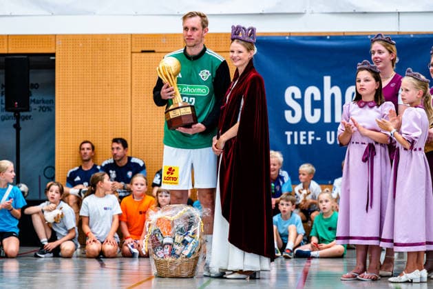 09.08.2026, xdobgx, Handball Heide-Cup 2026, TSV Hannover-Burgdorf - Handball Club Hamburg v.l. Marian Michalczik (TSV Hannover-Burgdorf, 22), Jaane Köster (Heidekönigin Schneverdingen) Schneverdingen *** August 9, 2026, xdobgx, 2026 Heide Cup Handball Tournament, TSV Hannover Burgdorf vs. Handball Club Hamburg, from left: Marian Michalczik (TSV Hannover Burgdorf), 22, Jaane Köster (Heide Queen of Schneverdingen), Schneverdingen