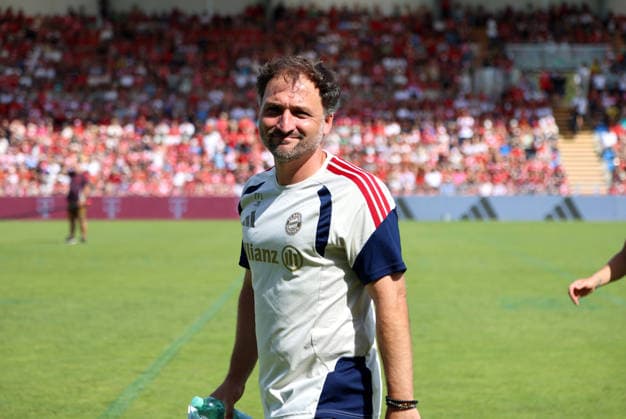 Fussball, Frauen, Saison 2026 2027, FC Bayern München - Paris FC, Freundschaftsspiel, Testspiel, Sportpark Unterhaching Jose Barcala, Trainer (FC Bayern München) Kopf, Oberkörper mit Blick nach links *** Soccer, Women, 2026–2027 Season, FC Bayern Munich vs. Paris FC, Friendly Match, Exhibition Match, Sportpark Unterhaching, Jose Barcala, FC Bayern Munich Coach, Head and Upper Body, Looking to the Left