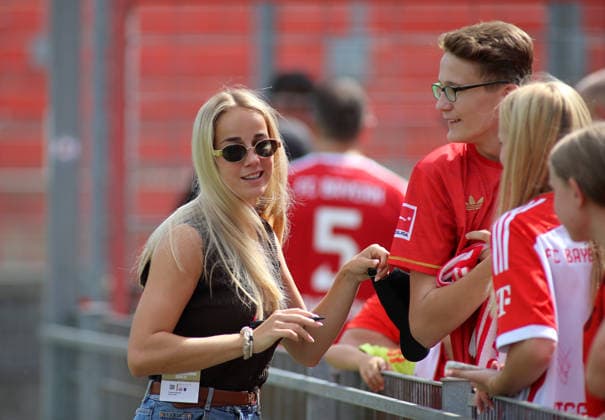 Fussball, Frauen, Saison 2026 2027, FC Bayern München - Paris FC, Freundschaftsspiel, Testspiel, Sportpark Unterhaching Giulia Gwinn (FC Bayern München) in Zivil, Kopfp, Oberkörper *** Soccer, Women, 2026–2027 Season, FC Bayern Munich vs. Paris FC, Friendly Match, Exhibition Match, Sportpark Unterhaching, Giulia Gwinn, FC Bayern Munich in street clothes, headshot, upper body