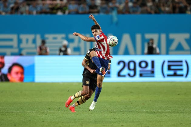 Man City vs Atletico de Madrid pre-season match in Seoul, South Korea Obed Vargas of Atletico de Madrid clears the ball during a pre-season friendly soccer match between Manchester City FC and Atletico de Madrid at Seoul World Cup Stadium in Seoul, South Korea, on August 09, 2026. Seoul South Korea  Copyright: xMatrixxImages JungxUi-Chelx