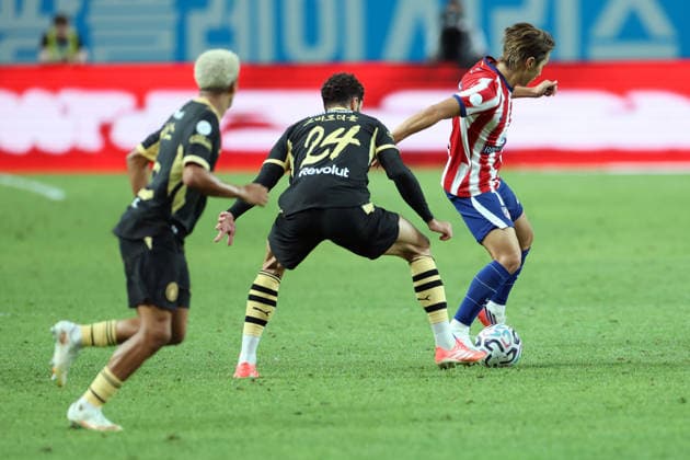 Man City vs Atletico de Madrid pre-season match in Seoul, South Korea Lee Kang-In (R) of Atletico de Madrid dribbles the ball during a pre-season friendly soccer match between Manchester City FC and Atletico de Madrid at Seoul World Cup Stadium in Seoul, South Korea, on August 09, 2026. Seoul South Korea  Copyright: xMatrixxImages JungxUi-Chelx