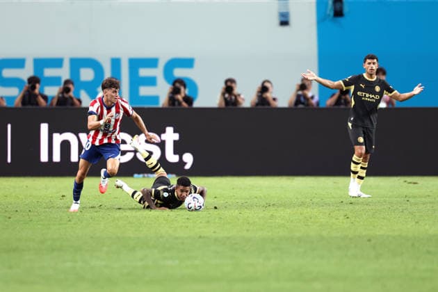 Man City vs Atletico de Madrid pre-season match in Seoul, South Korea Dani Martinez (L) of Atletico de Madrid dribbles the ball during a pre-season friendly soccer match between Manchester City FC and Atletico de Madrid at Seoul World Cup Stadium in Seoul, South Korea, on August 09, 2026. Seoul South Korea  Copyright: xMatrixxImages JungxUi-Chelx