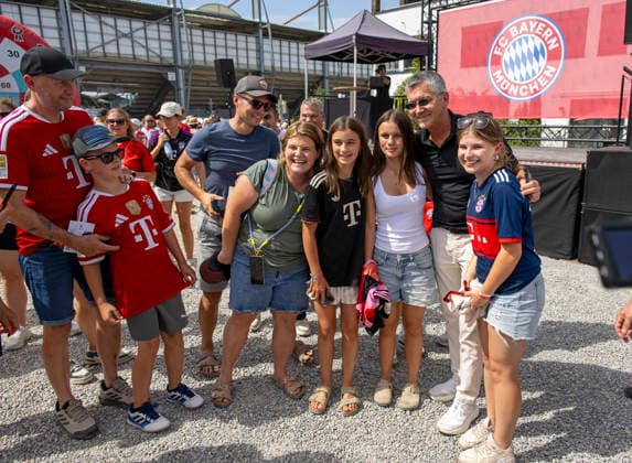 09.08.2026, Google Pixel Frauen-Bundesliga: Testspiel FC Bayern Frauen - Paris FC, im Sportpark Unterhaching, Fanfest vor dem Stadion, Präsident Herbert Hainer (2.v.re, FC Bayern) bei den Fans. *** August 9, 2026, Google Pixel Women s Bundesliga Friendly Match: FC Bayern Women vs. Paris FC, at Sportpark Unterhaching, fan festival in front of the stadium, President Herbert Hainer (second from the right), FC Bayern with the fans