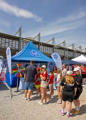 09.08.2026, Google Pixel Frauen-Bundesliga: Testspiel FC Bayern Frauen - Paris FC, im Sportpark Unterhaching, Fanfest vor dem Stadion, Der Stand von Mädchen an den Ball *** August 9, 2026, Google Pixel Women s Bundesliga Friendly Match: FC Bayern Women vs. Paris FC, at Sportpark Unterhaching, fan festival in front of the stadium, the Mädchen an den Ball booth