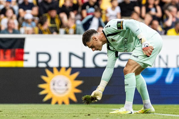 3.Liga: Alemannia Aachen - SC Verl; 09.08.2026 Stefan Bajic (Alemannia Aachen, 23) mit dem Rasen im Hand. 3.Liga: Alemannia Aachen - SC Verl; Tivoli, Aachen; 09.08.2026 DFB regulations prohibit any use of photographs as image sequences and or quasi video. *** 3rd Division: Alemannia Aachen vs. SC Verl, August 9, 2026. Stefan Bajic of Alemannia Aachen, No. 23, with a handful of grass. 3rd Division: Alemannia Aachen vs. SC Verl at Tivoli, Aachen, August 9, 2026 DFB regulations prohibit any use of photographs as image sequences and or quasi-video Copyright: xBEAUTIFULxSPORTS Buriakovx