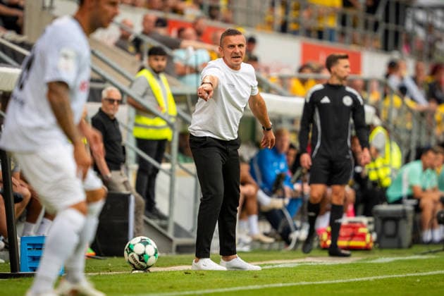 Mersad Selimbegovic (Alemannia Aachen, Chef-Trainer) coacht seine Mannschaft Alemannia Aachen vs. SC Verl, Fussball, 3. Liga, 1. Spieltag, Saison 2026 2027, 09.08.2026 DFB REGULATIONS PROHIBIT ANY USE OF PHOTOGRAPHS AS IMAGE SEQUENCES AND OR QUASI-VIDEO Alemannia Aachen vs. SC Verl, Fussball, 3. Liga, 1. Spieltag, Saison 2026 2027, 09.08.2026 Aachen *** Mersad Selimbegovic, head coach of Alemannia Aachen, coaches his team in the match between Alemannia Aachen and SC Verl, soccer, 3rd Division, Matchday 1, 2026–2027 season, August 9, 2026 DFB regulations prohibit any use of photographs as image sequences and or quasi-video Alemannia Aachen vs. SC Verl, soccer, 3. Liga, Matchday 1, 2026–2027 season, August 9, 2026, Aachen Copyright: xEibner-Pressefoto J.xDerondeaux EP_JDU