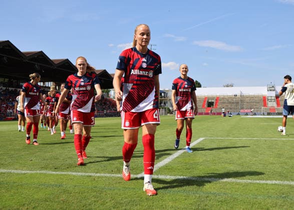 Fussball, Frauen, Saison 2026 2027, FC Bayern München - Paris FC, Freundschaftsspiel, Testspiel, Sportpark Unterhaching Glodis Perla Viggosdottir (FC Bayern München) nach dem Aufwärmen auf dem Weg in die Kabine *** Soccer, Women, 2026–2027 Season, FC Bayern Munich vs. Paris FC, Friendly Match, Exhibition Match, Sportpark Unterhaching, Glodis Perla Viggosdottir, FC Bayern Munich heading to the locker room after warming up