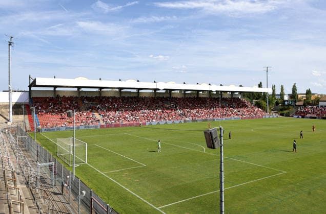 Fussball, Frauen, Saison 2026 2027, FC Bayern München - Paris FC, Freundschaftsspiel, Testspiel, Sportpark Unterhaching Hier der Blick auf das Spielfeld und die Gegengerade im Sportpark Unterhaching *** Soccer, Women, 2026–2027 Season, FC Bayern Munich vs. Paris FC, Friendly Match, Exhibition Match, Sportpark Unterhaching Here’s a view of the field and the opposite stands at Sportpark Unterhaching