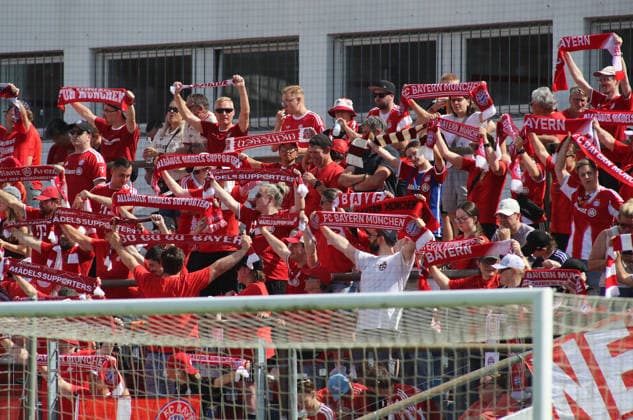 Fussball, Frauen, Saison 2026 2027, FC Bayern München - Paris FC, Freundschaftsspiel, Testspiel, Sportpark Unterhaching Hier die Fans der FC Bayern München Frauen mit hochgehaltenden Schals, Choreo, Stimmung *** Soccer, Women s, 2026–2027 Season, FC Bayern Munich vs. Paris FC, Friendly Match, Exhibition Match, Sportpark Unterhaching Here are the fans of the FC Bayern Munich Women s team waving their scarves, performing a choreographed display, and creating a lively atmosphere