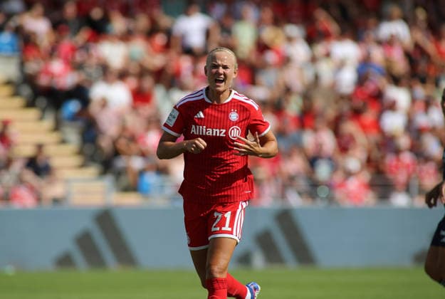 Fussball, Frauen, Saison 2026 2027, FC Bayern München - Paris FC, Freundschaftsspiel, Testspiel, Sportpark Unterhaching Pernille Harder (FC Bayern München) im Laufen *** Soccer, Women, 2026–2027 Season, FC Bayern Munich vs. Paris FC, Friendly Match, Exhibition Match, Sportpark Unterhaching, Pernille Harder, FC Bayern Munich in Action