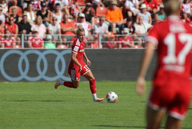 Fussball, Frauen, Saison 2026 2027, FC Bayern München - Paris FC, Freundschaftsspiel, Testspiel, Sportpark Unterhaching Linda Dallmann (FC Bayern München) mit Ball im Laufen *** Soccer, Women, 2026–2027 Season, FC Bayern Munich vs. Paris FC, Friendly Match, Exhibition Match, Sportpark Unterhaching, Linda Dallmann, FC Bayern Munich, running with the ball