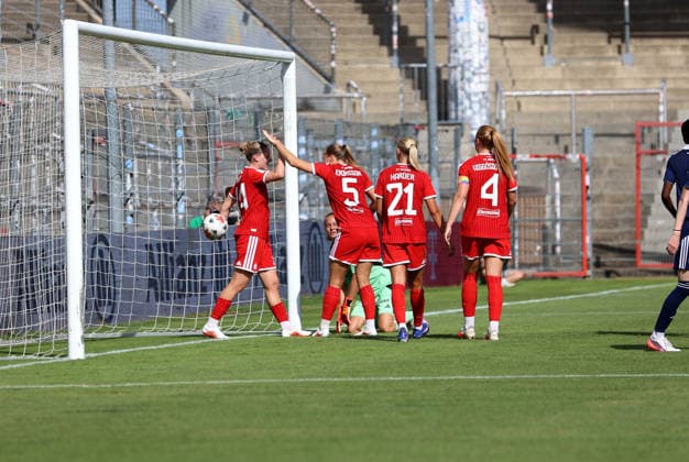 Fussball, Frauen, Saison 2026 2027, FC Bayern München - Paris FC, Freundschaftsspiel, Testspiel, Sportpark Unterhaching 2:0 durch Alara Sehitler (FC Bayern München) Tor, Jubel, Jubeltraube *** Soccer, Women, 2026–2027 Season, FC Bayern Munich vs. Paris FC, Friendly Match, Exhibition Match, Sportpark Unterhaching, 2–0 (goal by Alara Sehitler, FC Bayern Munich), Celebration, Group Celebration