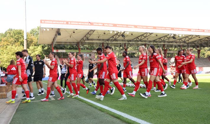 Union Spielerinnen nach der Mannschaftsvorstellung im Stadion an der Alten Försterei AF Sportstätte Fußball Fussball Testspiel Frauen Damen Bundesliga Saison 2026 2027 09.08.2026 1.FC Union Berlin FCU vs Inter Mailand DFL regulations prohibit any use of photographs as image sequences and or quasi-video *** Union players after the team presentation at the Alte Försterei Stadium AF Sports Facility Sports Soccer Women s Bundesliga Season 2026–2027 September 8, 2026 1. FC Union Berlin (FCU) vs. Inter Milan DFL regulations prohibit any use of photographs as image sequences and or quasi-video