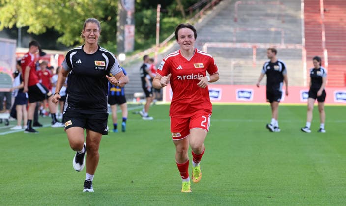 Rehatrainerin Monika Kunzelmann, Tomke Schneider beim Auslaufen Fußball Fussball Testspiel Frauen Damen Bundesliga Saison 2026 2027 09.08.2026 1.FC Union Berlin FCU vs Inter Mailand DFL regulations prohibit any use of photographs as image sequences and or quasi-video *** Rehabilitation coach Monika Kunzelmann and Tomke Schneider during the cool-down; Sports; Soccer; Women s Bundesliga; Friendly Match; Season 2026–2027; September 8, 2026; 1. FC Union Berlin (FCU) vs. Inter Milan; DFL regulations prohibit any use of photographs as image sequences and or quasi-video