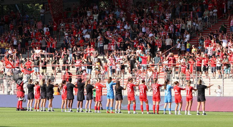 Union Mannschaft dankt den Fans nach Spielende Fußball Fussball Testspiel Frauen Damen Bundesliga Saison 2026 2027 09.08.2026 1.FC Union Berlin FCU vs Inter Mailand DFL regulations prohibit any use of photographs as image sequences and or quasi-video *** Union Team Thanks Fans After the Match Sports Soccer Women s Soccer Friendly Match Women s Bundesliga 2026–2027 Season September 8, 2026 1. FC Union Berlin (FCU) vs. Inter Milan DFL regulations prohibit any use of photographs as image sequences and or quasi-video