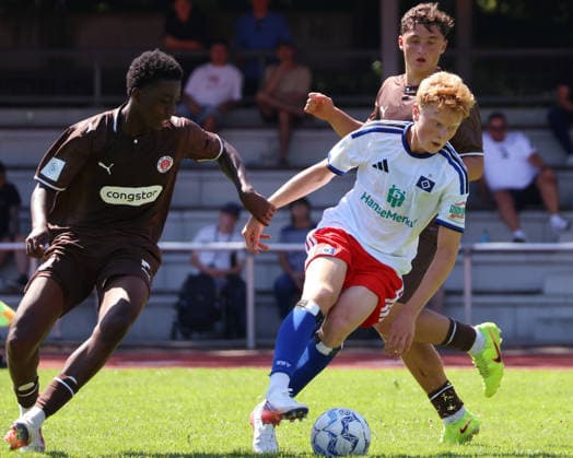 Fußball, U19, FC St. Pauli - Hamburger SV U19 DFB-Nachwuchsliga - Vorrunde Gruppe A FC St.Pauli - Hsamburger SV im Hammer Park Stadion Aron Amaglo (St.Pauli), Jonathan Bommes (HSV), Jannis Georgiadi (St.Pauli) *** U19 DFB Youth League Preliminary Round, Group A: FC St. Pauli vs. Hamburger SV at Hammer Park Stadium—Aron Amaglo (St. Pauli), Jonathan Bommes (HSV), Jannis Georgiadi (St. Pauli)