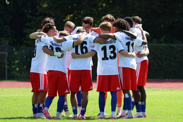 Fußball, U19, FC St. Pauli - Hamburger SV U19 DFB-Nachwuchsliga - Vorrunde Gruppe A FC St.Pauli - Hsamburger SV im Hammer Park Stadion HSV Spielerkreis *** U19 DFB Youth League Preliminary Round, Group A: FC St. Pauli vs. Hsamburger SV at Hammer Park Stadium, HSV Players Circle