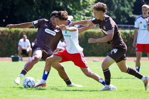 Fußball, U19, FC St. Pauli - Hamburger SV U19 DFB-Nachwuchsliga - Vorrunde Gruppe A FC St.Pauli - Hsamburger SV im Hammer Park Stadion Kemi Dandji (St.Pauli), Berk Cakallioglu (HSV), Jonathan Hadeler (St.Pauli) *** U19 DFB Youth League Preliminary Round, Group A: FC St. Pauli vs. Hsamburger SV at Hammer Park Stadium; Kemi Dandji (St. Pauli), Berk Cakallioglu (HSV), Jonathan Hadeler (St. Pauli)