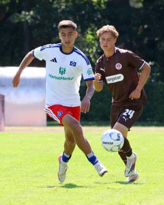 Fußball, U19, FC St. Pauli - Hamburger SV U19 DFB-Nachwuchsliga - Vorrunde Gruppe A FC St.Pauli - Hsamburger SV im Hammer Park Stadion Berk Cakallioglu (HSV), Jonathan Hadeler (St.Pauli) *** U19 DFB Youth League Preliminary Round, Group A: FC St. Pauli vs. Hsamburger SV at Hammer Park Stadium; Berk Cakallioglu (HSV), Jonathan Hadeler (St. Pauli)