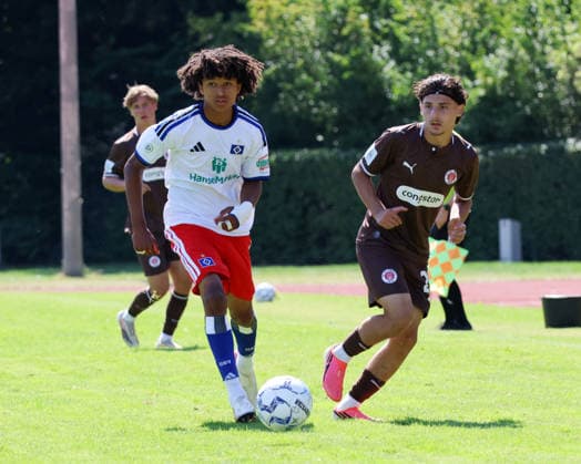 Fußball, U19, FC St. Pauli - Hamburger SV U19 DFB-Nachwuchsliga - Vorrunde Gruppe A FC St.Pauli - Hsamburger SV im Hammer Park Stadion Thierry Sedlatschek (HSV), Leotrim Ramaj (St.Pauli) *** U19 DFB Youth League Preliminary Round, Group A: FC St. Pauli vs. Hsamburger SV at Hammer Park Stadium; Thierry Sedlatschek (HSV), Leotrim Ramaj (St. Pauli)