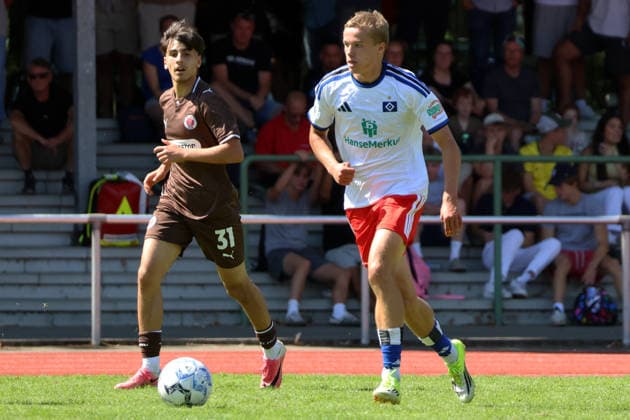 Fußball, U19, FC St. Pauli - Hamburger SV U19 DFB-Nachwuchsliga - Vorrunde Gruppe A FC St.Pauli - Hsamburger SV im Hammer Park Stadion Mert Teper (St.Pauli), Maximilian Schmid (HSV) *** U19 DFB Youth League Preliminary Round, Group A: FC St. Pauli vs. Hamburger SV at Hammer Park Stadium; Mert Teper (St. Pauli), Maximilian Schmid (HSV)