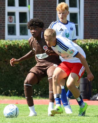 Fußball, U19, FC St. Pauli - Hamburger SV U19 DFB-Nachwuchsliga - Vorrunde Gruppe A FC St.Pauli - Hsamburger SV im Hammer Park Stadion Kenzy Akame (St.Pauli), Maximilian Schmid (HSV), Jonathan Bommes (HSV) *** U19 DFB Youth League Preliminary Round, Group A: FC St. Pauli vs. Hamburger SV at Hammer Park Stadium; Kenzy Akame (St. Pauli), Maximilian Schmid (HSV), Jonathan Bommes (HSV)