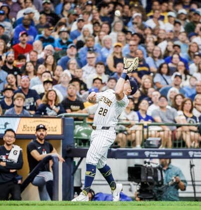 Milwaukee Brewers third baseman Andrew Vaughn catches a fly ball hit by Minnesota Twins designated hitter Josh Bell in the fourth inning of the MLB, Baseball Herren, USA game between the Minnesota Twins and the Milwaukee Brewers at American Family Field in Milwaukee, Wisconsin on Sunday, August 9, 2026.  MIL20260809809 TANNENxMAURY