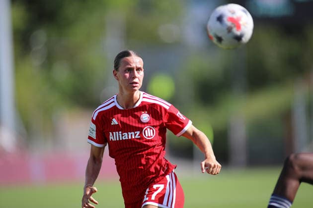 Fussball, Frauen, Saison 2026 2027, FC Bayern München - Paris FC, Freundschaftsspiel, Testspiel, Sportpark Unterhaching Klara Bühl Buehl (FC Bayern München) mit Blick auf den Ball *** Soccer, Women, 2026–2027 Season, FC Bayern Munich vs. Paris FC, Friendly Match, Exhibition Match, Sportpark Unterhaching, Klara Bühl, Buehl, FC Bayern Munich with her eyes on the ball