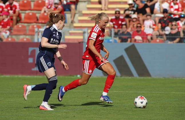 Fussball, Frauen, Saison 2026 2027, FC Bayern München - Paris FC, Freundschaftsspiel, Testspiel, Sportpark Unterhaching Pernille Harder (FC Bayern München) mit Ball im Angriff *** Soccer, Women, 2026–2027 Season, FC Bayern Munich vs. Paris FC, Friendly Match, Exhibition Match, Sportpark Unterhaching, Pernille Harder of FC Bayern Munich with the ball on the attack