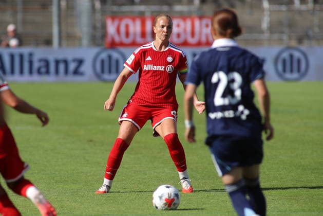 Fussball, Frauen, Saison 2026 2027, FC Bayern München - Paris FC, Freundschaftsspiel, Testspiel, Sportpark Unterhaching Glodis Perla Viggosdottir (FC Bayern München) in Aktion mit dem Ball *** Soccer, Women, 2026–2027 Season, FC Bayern Munich vs. Paris FC, Friendly Match, Exhibition Match, Sportpark Unterhaching, Glodis Perla Viggosdottir, FC Bayern Munich in action with the ball