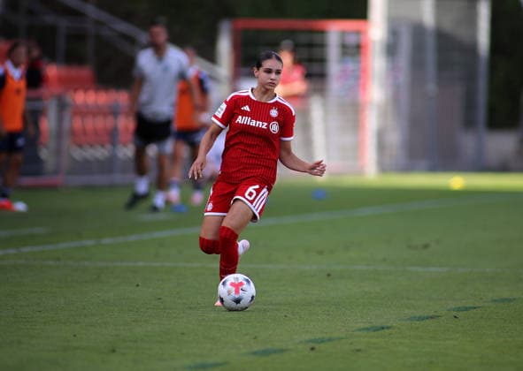 Fussball, Frauen, Saison 2026 2027, FC Bayern München - Paris FC, Freundschaftsspiel, Testspiel, Sportpark Unterhaching Kassandra Potsi (FC Bayern München) mit Ball im Angriff *** Soccer, Women, 2026–2027 Season, FC Bayern Munich vs. Paris FC, Friendly Match, Exhibition Match, Sportpark Unterhaching, Kassandra Potsi of FC Bayern Munich with the ball on the attack