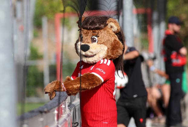 Fussball, Frauen, Saison 2026 2027, FC Bayern München - Paris FC, Freundschaftsspiel, Testspiel, Sportpark Unterhaching Hier das Maskottchen des FC Bayern München Frauen, Mia *** Soccer, Women s, 2026–2027 Season, FC Bayern Munich vs. Paris FC, Friendly Match, Exhibition Match, Sportpark Unterhaching Here is the FC Bayern Munich Women s mascot, Mia