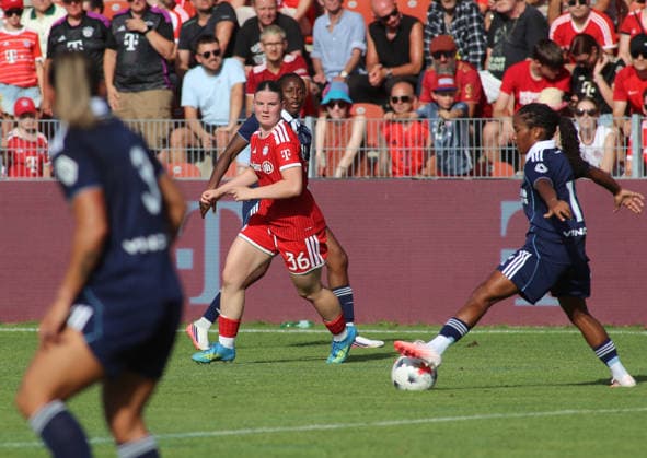 Fussball, Frauen, Saison 2026 2027, FC Bayern München - Paris FC, Freundschaftsspiel, Testspiel, Sportpark Unterhaching Laura Dafinger (FC Bayern München) auf dem Spielfeld *** Soccer, Women, 2026–2027 Season, FC Bayern Munich vs. Paris FC, Friendly Match, Exhibition Match, Sportpark Unterhaching, Laura Dafinger, FC Bayern Munich on the field