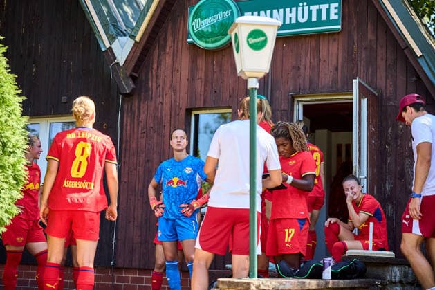 09.08.2026, GER, Frauenfußball, Bundesliga, Testspiel, 2026 2027, RB Leipzig - PEC Zwolle Mannschaft, RB Leipzig, im Fokus: Elvira Herzog (1, RB Leipzig), vorm Anpfiff Leipzig Sportschule Egidius Braun Sachsen Deutschland *** August 9, 2026, GER, Women s Soccer, Bundesliga, Friendly Match, 2026–2027, RB Leipzig vs. PEC Zwolle, RB Leipzig, Spotlight on Elvira Herzog 1, RB Leipzig, Before Kickoff, Leipzig Sports School, Egidius Braun, Saxony, Germany
