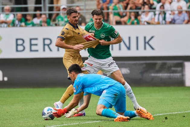 Brack Super League 2026 2027 FC St. Gallen 1879 vs. FC Luzern, St. Gallen, Schweiz St. Gallen, Schweiz, 9. August 2026. Stefan Knezevic und Andrin Hunziker ziehen am Trikot, Torhüter Simon Simoni holt sich den Ball während des Brack Super League Spiels FC St. Gallen 1879 gegen FC Luzern in St. Gallen. *** Brack Super League 2026–2027: FC St. Gallen 1879 vs. FC Lucerne, St. Gallen, Switzerland St. Gallen, Switzerland, August 9, 2026 Stefan Knezevic and Andrin Hunziker tug at each other’s jerseys, while goalkeeper Simon Simoni retrieves the ball during the Brack Super League match between FC St. Gallen 1879 and FC Lucerne in St. Gallen