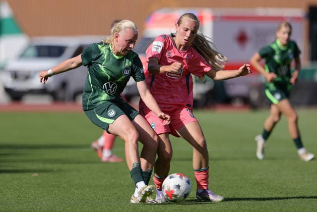 v.li.: Frida Hansen (VfL Wolfsburg, 30) und Amelie Töpfer (SV Werder Bremen, 35) im Zweikampf, Duell, Dynamik, Aktion, Action, Spielszene, 09.08.2026, Bremen (Deutschland), Fussball, Testspiel Frauen, SV Werder Bremen - VfL Wolfsburg *** From left: Frida Hansen of VfL Wolfsburg, 30, and Amelie Töpfer of SV Werder Bremen, 35, in a one-on-one battle, duel, dynamic play, action, game scene, August 9, 2026, Bremen, Germany, soccer, women’s friendly match, SV Werder Bremen vs. VfL Wolfsburg xobx
