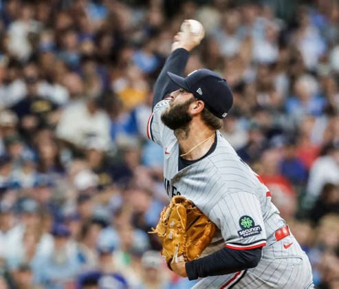 Minnesota Twins relief pitcher Tommy Nance throws in the sixth inning of the MLB, Baseball Herren, USA game between the Minnesota Twins and the Milwaukee Brewers at American Family Field in Milwaukee, Wisconsin on Sunday, August 9, 2026.  MIL20260809822 TANNENxMAURY