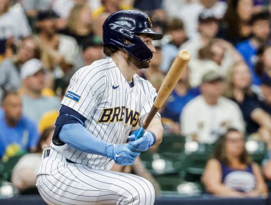 Milwaukee Brewers center fielder Garrett Mitchell hits a single in the sixth inning of the MLB, Baseball Herren, USA game between the Minnesota Twins and the Milwaukee Brewers at American Family Field in Milwaukee, Wisconsin on Sunday, August 9, 2026.  MIL20260809823 TANNENxMAURY