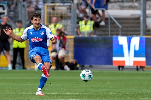 Sean Dulic (TSG II, 3), am Ball, Freisteller, Ganzkörper, Einzelbild, Einzelfoto, Aktion, Action, 09.08.2026, Sinsheim (Deutschland), Fussball, 3. Liga, TSG 1899 Hoffenheim II - Hansa Rostock, DFB DFL REGULATIONS PROHIBIT ANY USE OF PHOTOGRAPHS AS IMAGE SEQUENCES AND OR QUASI-VIDEO. *** Sean Dulic TSG II, 3, on the ball, isolated figure, full-body shot, single frame, single photo, action, 09 08 2026, Sinsheim, Germany, soccer, 3rd League, TSG 1899 Hoffenheim II vs. Hansa Rostock, DFB and DFL regulations prohibit any use of photographs as image sequences and or quasi-video xozx