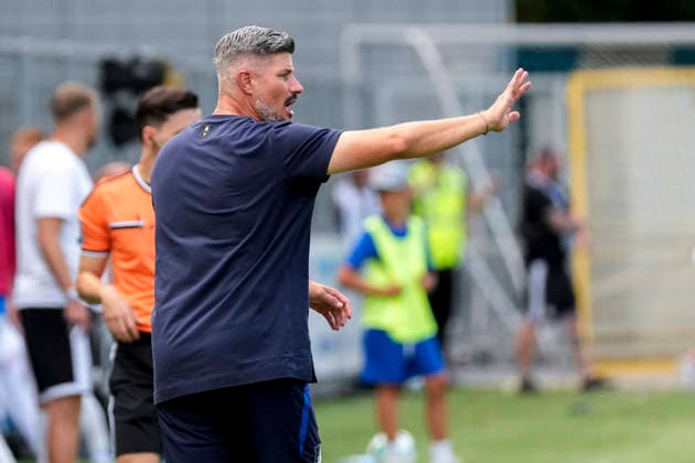 Stefan Kleineheismann (Trainer, Cheftrainer, TSG II), gibt Anweisungen, gestikuliert, mit den Armen gestikulieren, Einzelbild, Einzelfoto, Aktion, Action, 09.08.2026, Sinsheim (Deutschland), Fussball, 3. Liga, TSG 1899 Hoffenheim II - Hansa Rostock, DFB DFL REGULATIONS PROHIBIT ANY USE OF PHOTOGRAPHS AS IMAGE SEQUENCES AND OR QUASI-VIDEO. *** Stefan Kleineheismann, coach and head coach of TSG II, gives instructions, gesturing with his arms; single frame, single photo, action, August 9, 2026, Sinsheim, Germany, soccer, 3rd Division, TSG 1899 Hoffenheim II vs. Hansa Rostock, DFB and DFL regulations prohibit any use of photographs as image sequences and or quasi-video xozx