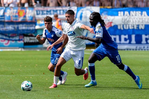 v.li.: Matthew Moore (TSG II, 15), Ouassim Karada (Rostock, 8), Blessing Makanda (TSG II, 17), Zweikampf, Spielszene, Duell, duel, tackle, tackling, Dynamik, Action, Aktion, 09.08.2026, Sinsheim (Deutschland), Fussball, 3. Liga, TSG 1899 Hoffenheim II - Hansa Rostock, DFB DFL REGULATIONS PROHIBIT ANY USE OF PHOTOGRAPHS AS IMAGE SEQUENCES AND OR QUASI-VIDEO. *** From left: Matthew Moore (TSG II), 15; Ouassim Karada (Rostock), 8; Blessing Makanda (TSG II), 17; tackle, game scene, duel, tackle, tackling, dynamic, action, 09 08 2026, Sinsheim, Germany, soccer, 3. Liga, TSG 1899 Hoffenheim II vs. Hansa Rostock, DFB and DFL regulations prohibit any use of photographs as image sequences and or quasi-video xozx