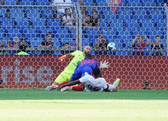 09.08.2026 Schweiz Fussball Herren Super League Saison 2026-2027 FC Basel - FC Thun 4:2 Bild ,Tor fuer den FC Thun durch Brighton Labeau.Torhueter Mirko Salvi FC Basel ist Geschlagen. Aktion *** August 9, 2026 Swiss Men s Soccer Super League 2026–2027 Season FC Basel vs. FC Thun 4–2 Photo: Goal for FC Thun by Brighton Labeau; Goalkeeper Mirko Salvi; FC Basel Defeated; Action 