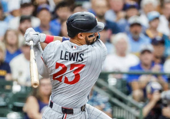Minnesota Twins first baseman Royce Lewis strikes out swinging with the bases loaded in the seventh inning of the MLB, Baseball Herren, USA game between the Minnesota Twins and the Milwaukee Brewers at American Family Field in Milwaukee, Wisconsin on Sunday, August 9, 2026.  MIL20260809828 TANNENxMAURY