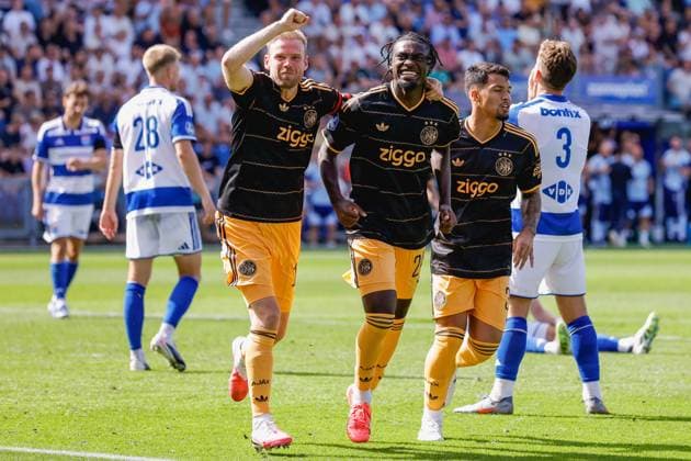 ZWOLLE , 09-08-2026 , MAC3park stadion , season 2026 2027 , Dutch Eredivisie football , match between PEC Zwolle and Ajax , picture shows Ajax player Davy Klaassen, Ajax player Jorthy Mokio PEC - Ajax  x205592379x Copyright: