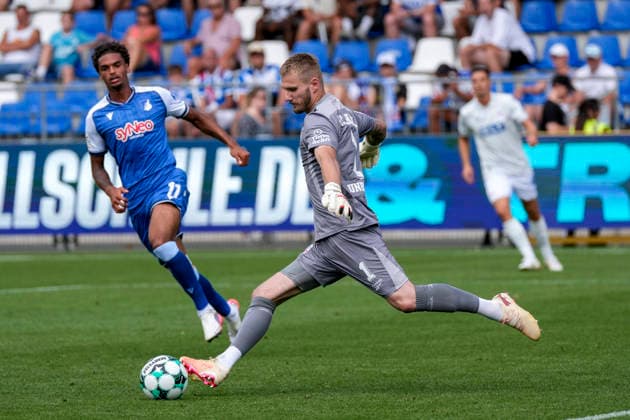 v.li.: Jykese Fields (TSG II, 11), Luca Unbehaun (Torwart, Rostock, 1), Aktion, Action, Spielszene, 09.08.2026, Sinsheim (Deutschland), Fussball, 3. Liga, TSG 1899 Hoffenheim II - Hansa Rostock, DFB DFL REGULATIONS PROHIBIT ANY USE OF PHOTOGRAPHS AS IMAGE SEQUENCES AND OR QUASI-VIDEO. *** v li Jykese Fields TSG II, 11, Luca Unbehaun (goalkeeper), Rostock, 1, Action, Game scene, August 9, 2026, Sinsheim, Germany, soccer, 3rd Division, TSG 1899 Hoffenheim II vs. Hansa Rostock, DFB and DFL regulations prohibit any use of photographs as image sequences and or quasi-video xozx