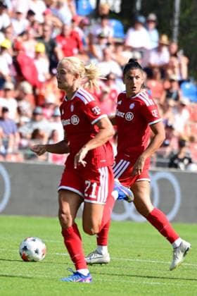 Frauenfußball - Angriff mit DAMNJANOVIC Jovana und HARDER Pernille bei dem Freundschaftsspiel Frauenfußball des FC Bayern München gegen Paris FC am 09.08.2026, Deutschland, Bayern Unterhaching Uhlsport Park Bayern Deutschland *** Women s soccer attack featuring Jovana Damnjanovic and Pernille Harder during the FC Bayern Munich vs. Paris FC women s soccer friendly on August 9, 2026, in Germany, at Uhlsport Park in Unterhaching, Bavaria, Germany