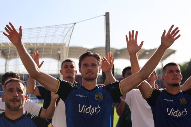 09.08.2026, Fussball, Herren, 3. Liga, Saison 2026 2027, 1. FC Saarbrücken - Rot-Weiss Essen, Siemen Voet (1. FC Saarbrücken) jubelt Saarbrücken Ludwigsparkstadion Saarland Deutschland (DEU) *** August 9, 2026, Soccer, Men s, 3rd Division, 2026–2027 Season, 1 FC Saarbrücken vs. Rot-Weiss Essen, Siemen Voet, 1 FC Saarbrücken celebrates, Saarbrücken Ludwigspark Stadium, Saarland, Germany, DEU Copyright: xSebastianxBachx