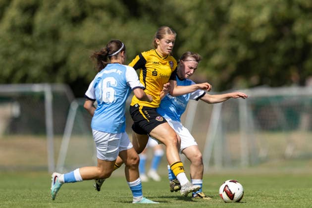 KOWO Sommercup 2026; Erfurt; 09.08.2026 Matilda Schönherr ( 8; SG Dynamo Dresden) gegen Leonie Janberg ( 16; Chemnitzer FC) (links) und Marlen Jaschke ( 19; Chemnitzer FC) (rechts) KOWO Sommercup 2026: SG Dynamo Dresden vs. Chemnitzer FC; Sportforum Johannesplatz Erfurt; 09.08.2026 *** KOWO Summer Cup 2026 Erfurt August 9, 2026 Matilda Schönherr 8 (SG Dynamo Dresden) vs. Leonie Janberg 16 (Chemnitzer FC, left) and Marlen Jaschke 19 (Chemnitzer FC, right) KOWO Summer Cup 2026 SG Dynamo Dresden vs. Chemnitzer FC, Sportforum Johannesplatz, Erfurt, August 9, 2026 Copyright: xBEAUTIFULxSPORTS Duehringx