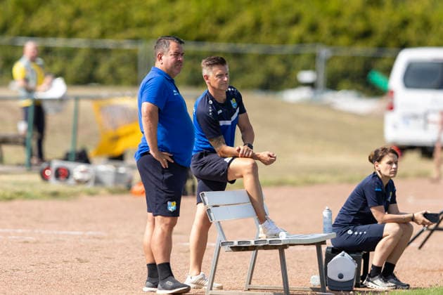 KOWO Sommercup 2026; Erfurt; 09.08.2026 Swen Wolf (Trainer; Chemnitzer FC) (Bildmitte) und Mario Eichler (Betreuer; Chemnitzer FC) (links) KOWO Sommercup 2026: SG Dynamo Dresden vs. Chemnitzer FC; Sportforum Johannesplatz Erfurt; 09.08.2026 *** KOWO Summer Cup 2026, Erfurt, August 9, 2026: Swen Wolf, coach of Chemnitzer FC (center), and Mario Eichler, assistant coach of Chemnitzer FC (left). KOWO Summer Cup 2026: SG Dynamo Dresden vs. Chemnitzer FC, Sportforum Johannesplatz, Erfurt, August 9 August 9, 2026 Copyright: xBEAUTIFULxSPORTS Duehringx